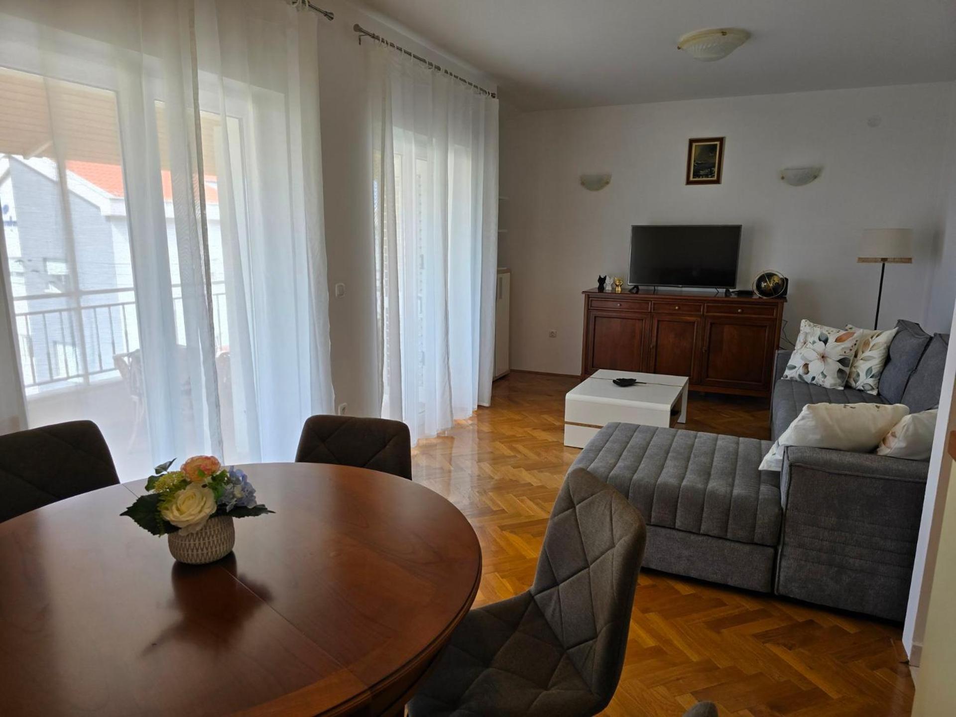 Apartment Huanita Promajna Bagian luar foto